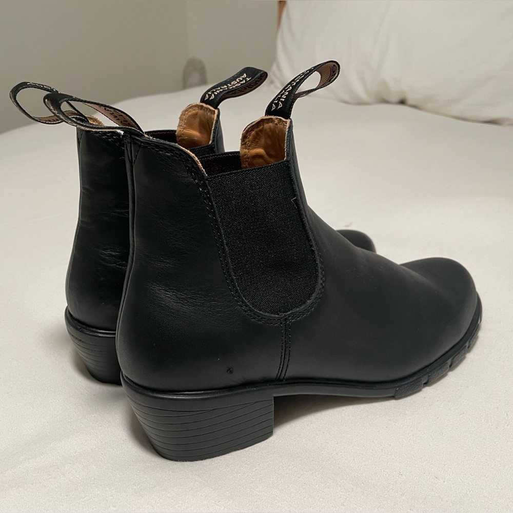 BLUNDSTONE heeled boots